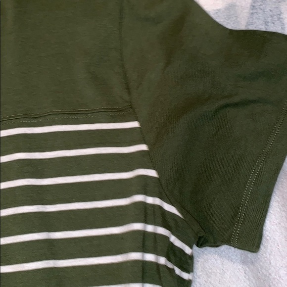 Men’s old navy green striped tee shirt - Picture 3 of 3
